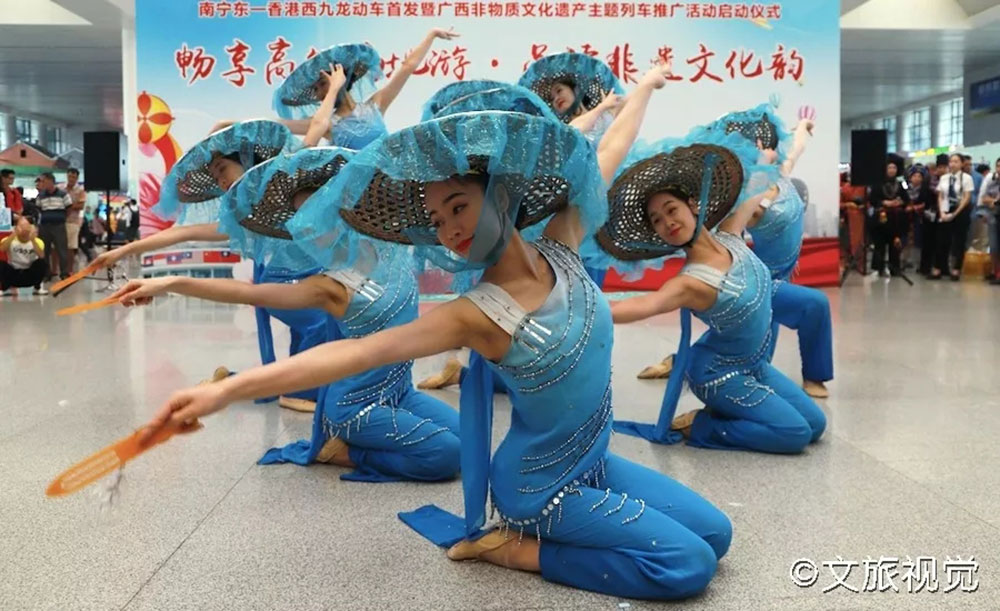 搭乘首發(fā)高鐵，海真珠珍珠粉抵達(dá)東方明珠